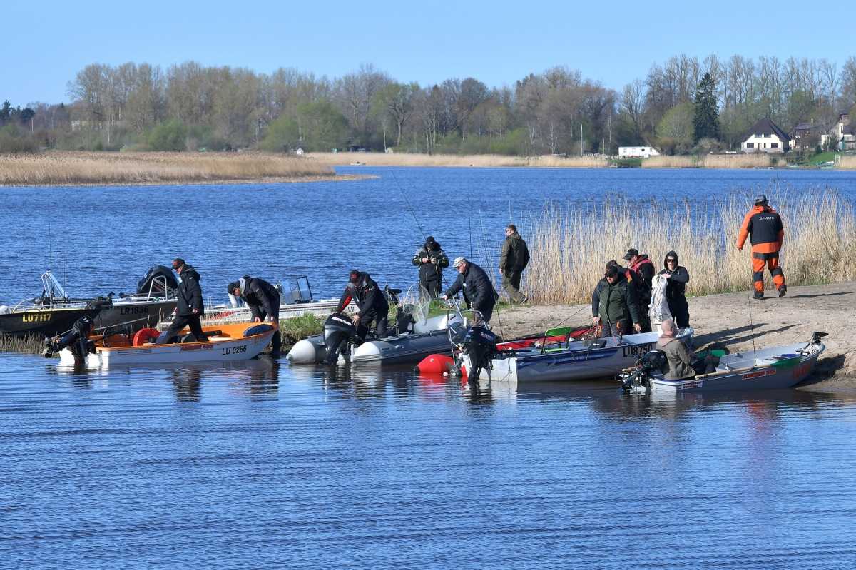 Спуск лодки на воду с прицепа: выбираем удобный способ