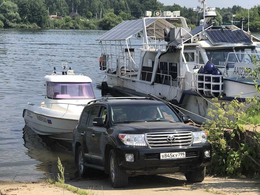 Спуск лодки на воду с прицепа: выбираем удобный способ