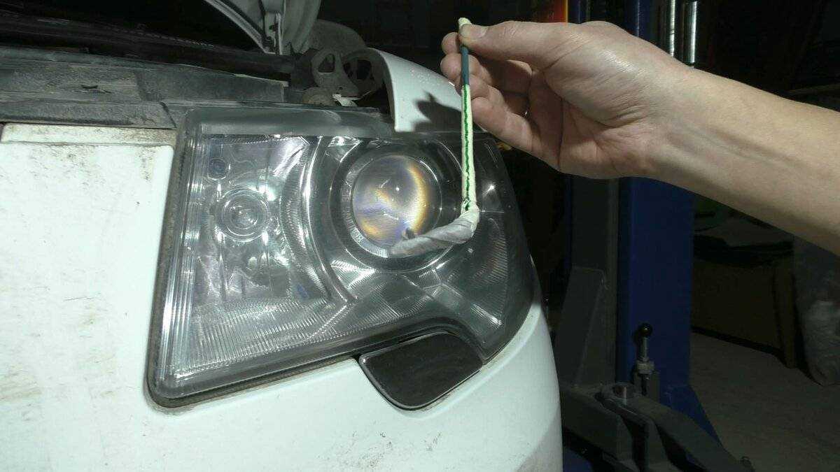 Секреты опытных автослесарей, как убрать желтизну с фар автомобиля своими руками