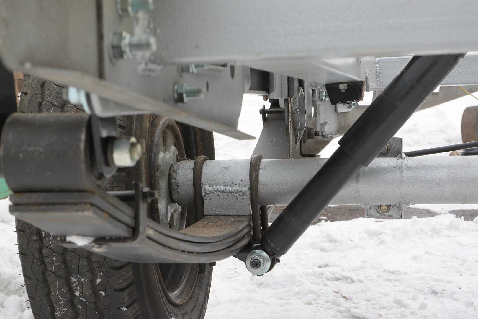 Штатная торсионная подвеска легкового прицепа устраивает не всех Вместо нее монтируют рессоры, обеспечиваюющие оптимальную эксплуатацию и характеристики