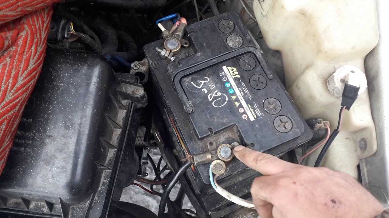 Какую клемму снимать первой с аккумулятора автомобиля